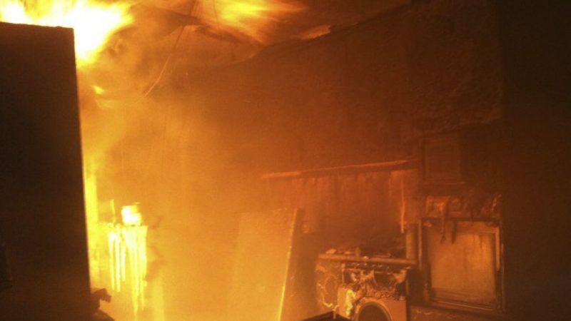 Rescatan a un joven y una septuagenaria de un incendio