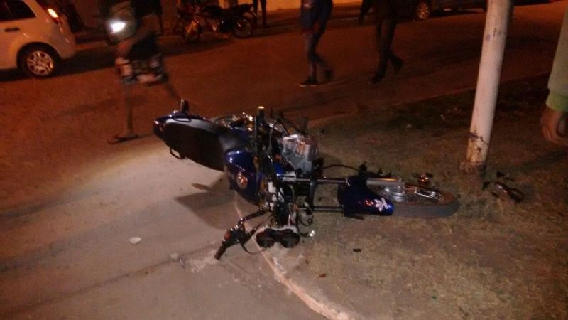 Menor en moto y sin casco terminó hospitalizado tras un choque