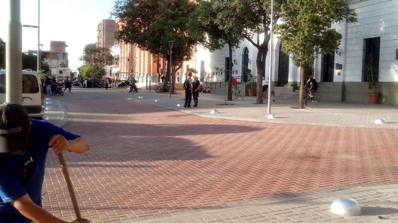 Seis mujeres encadenadas frente a Casa de Gobierno