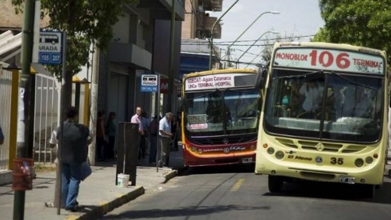 Tiraron piedras contra un colectivo y un sexagenario terminó herido