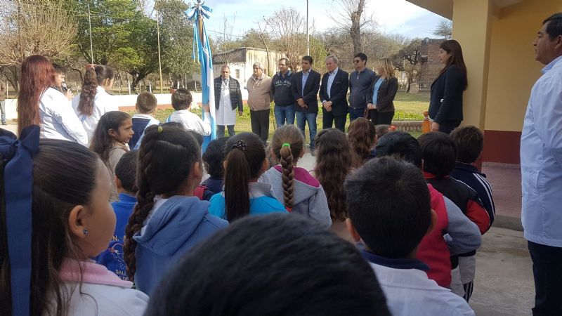 Cordero en la inauguración de las refacciones de la escuela de Palo Labrado