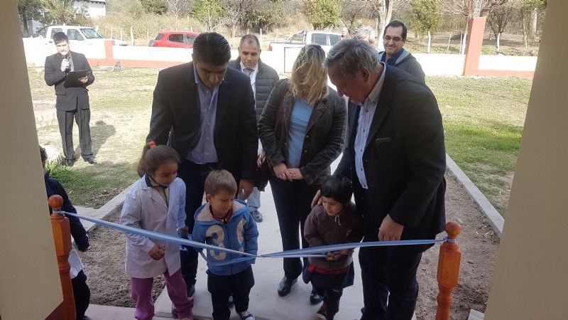 Cordero en la inauguración de las refacciones de la escuela de Palo Labrado