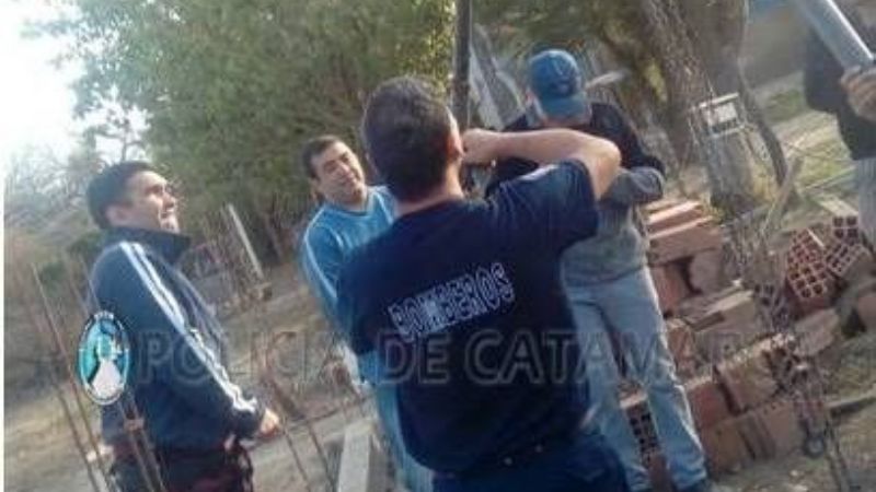 Rescatan caballo que cayó a un pozo