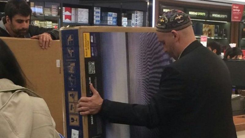 Ministro de Macri compra de a dos TV LED en Chile