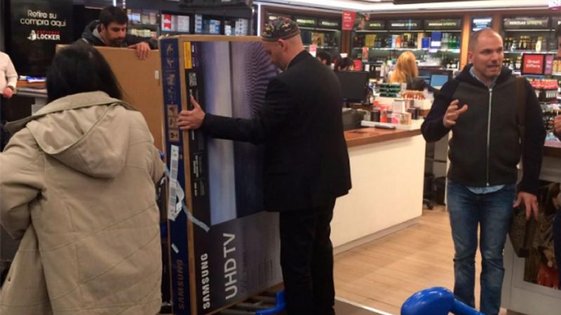 Ministro de Macri compra de a dos TV LED en Chile