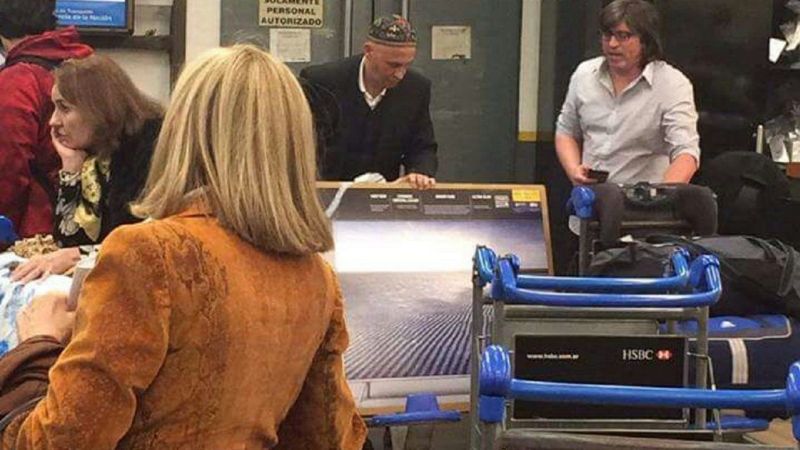 Ministro de Macri compra de a dos TV LED en Chile