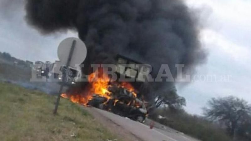 Choque frontal entre un camión y un auto deja tres muertos