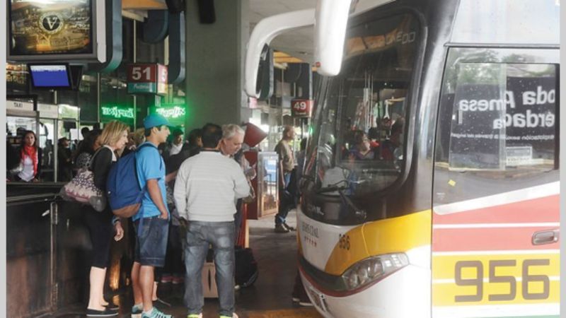 Desde la medianoche paran micros de larga distancia