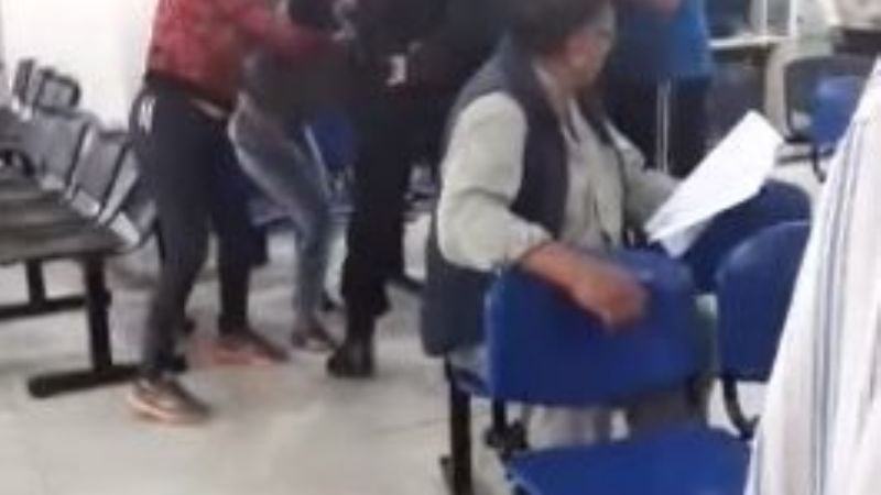 Dos mujeres se agarraron de los pelos en ANSES
