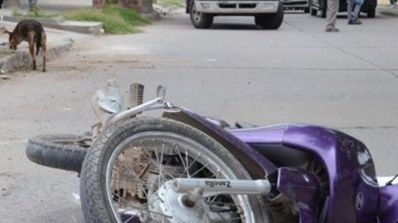 Una mujer y un niño tras un choque de motos