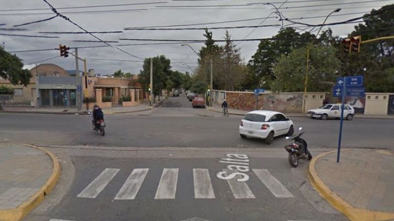 Tras choque, volcó un remis en la Capital