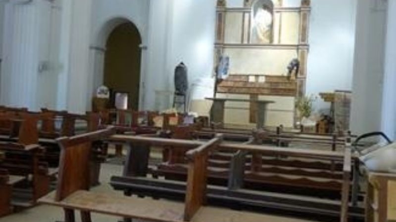 Artesanos reconstruyen el altar de la iglesia