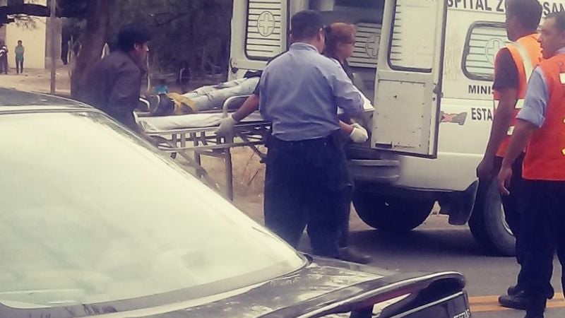 Automovilista descontrolado impactó contra una moto con dos jóvenes