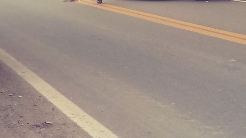 Automovilista descontrolado impactó contra una moto con dos jóvenes