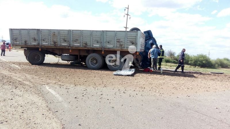 Camionero catamarqueño volcó en La Rioja