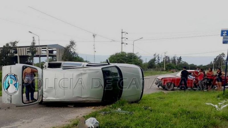 Tres heridos tras un choque y vuelco en la zona sur