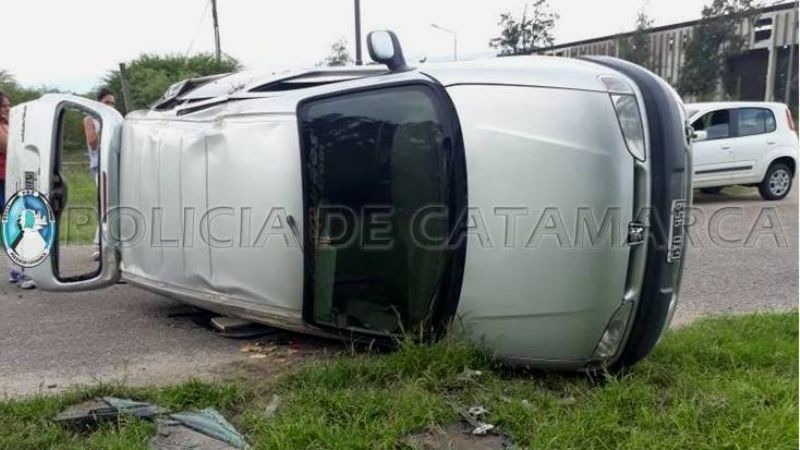 Tres heridos tras un choque y vuelco en la zona sur