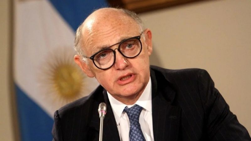 Por motivos "humanitarios" excarcelaron a Timerman