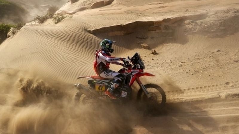 El salteño Benavides hace historia liderando en motos