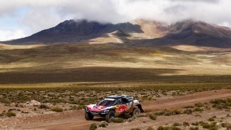 El salteño Benavides hace historia liderando en motos