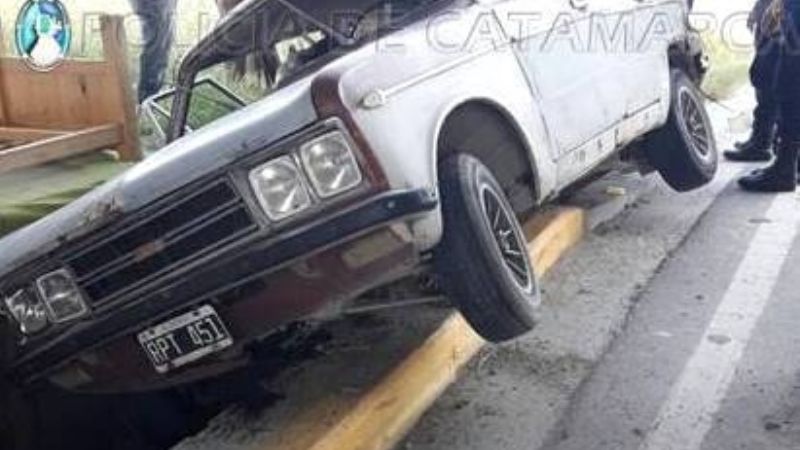 Automovilista quedó atrapado en un canal