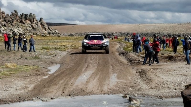El Dakar 2018 corre en el desierto de Uyuni, Bolivia
