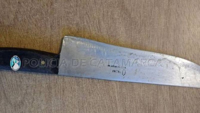 Una mujer intentó apuñalar a un joven