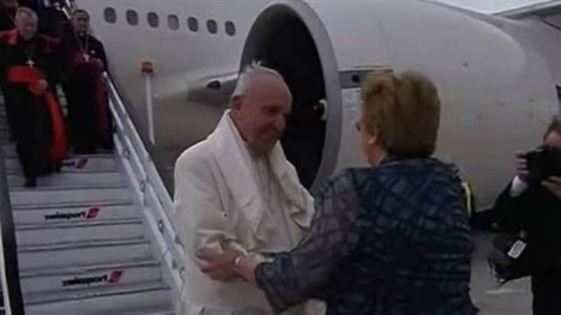 Francisco aterrizó en Chile y fue recibido por la presidenta Michelle Bachelet