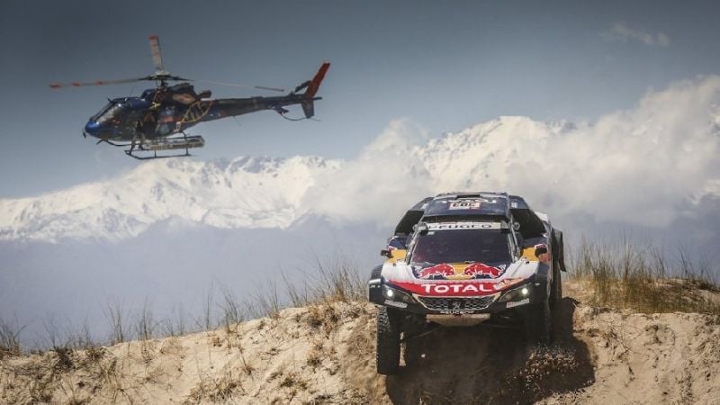 Peterhansel ganó la 10ma. en autos; pero lidera Sainz