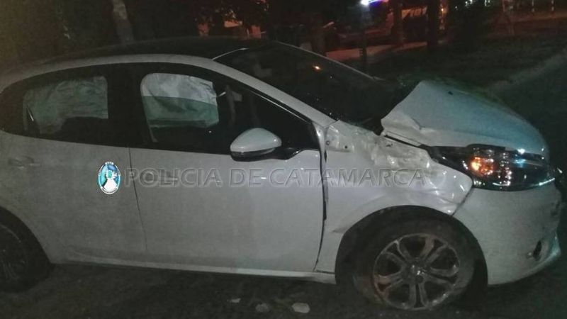 Un auto chocó contra un cantero y otro con un árbol