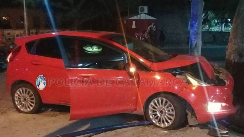 Un auto chocó contra un cantero y otro con un árbol