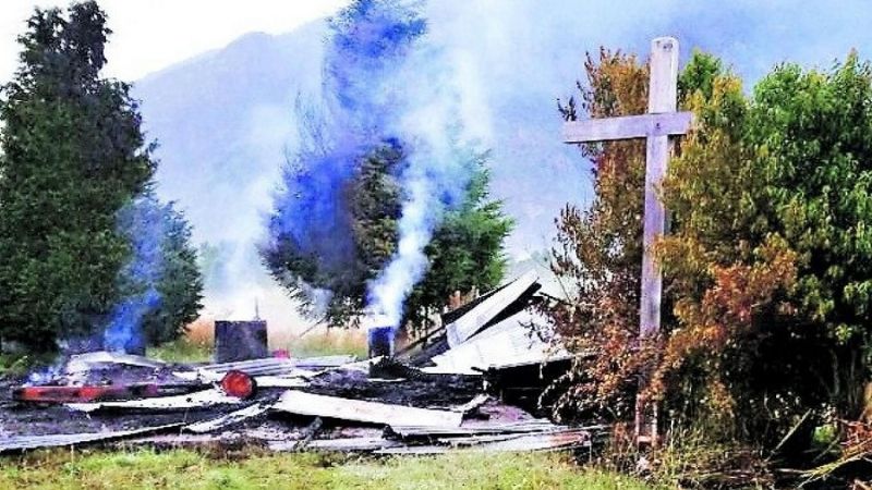 Incendian capilla y dos helicópteros en Temuco donde va el Papa