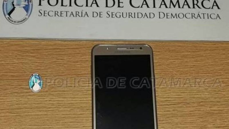 Llevó un celular dudoso a la casa, y su mamá lo entregó a la policía