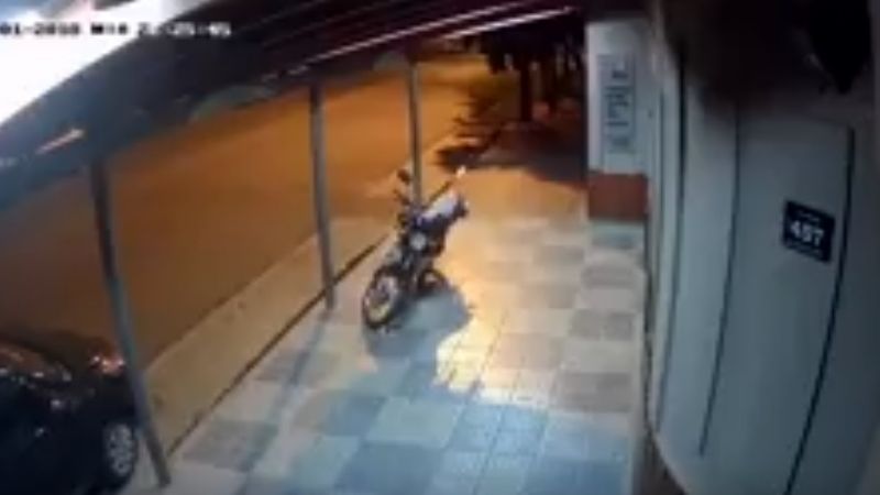 Así se robaban una moto de la puerta de un restaurant
