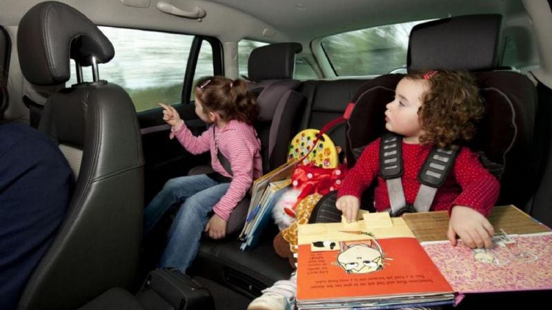 Hasta los 10 años, los chicos deberán viajar con sillitas de seguridad en los autos