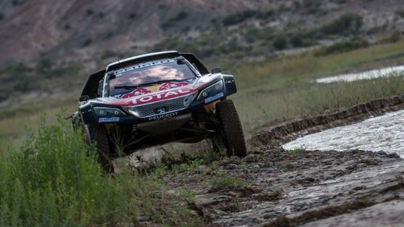 Sainz, que dosificó, supera por  44 minutos a Peterhansel	