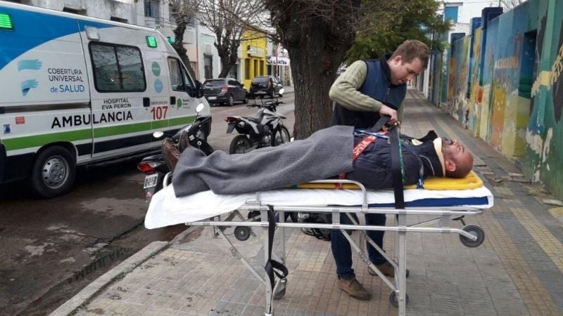 Policías encuentran un hombre apuñalado