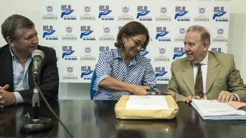 Lucía en la apertura de sobres para la compra del resonador del Hospital San Juan