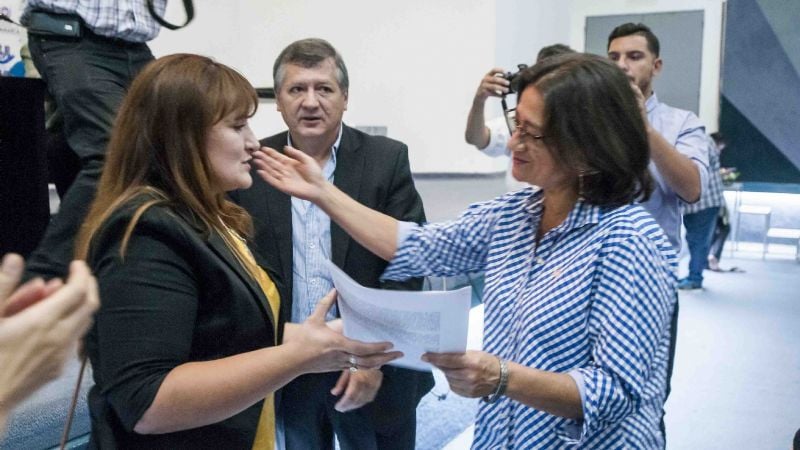Lucía en la apertura de sobres para la compra del resonador del Hospital San Juan