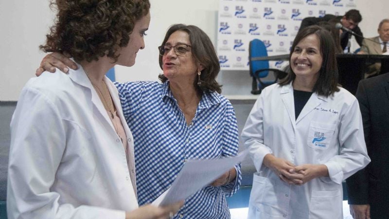 Lucía en la apertura de sobres para la compra del resonador del Hospital San Juan