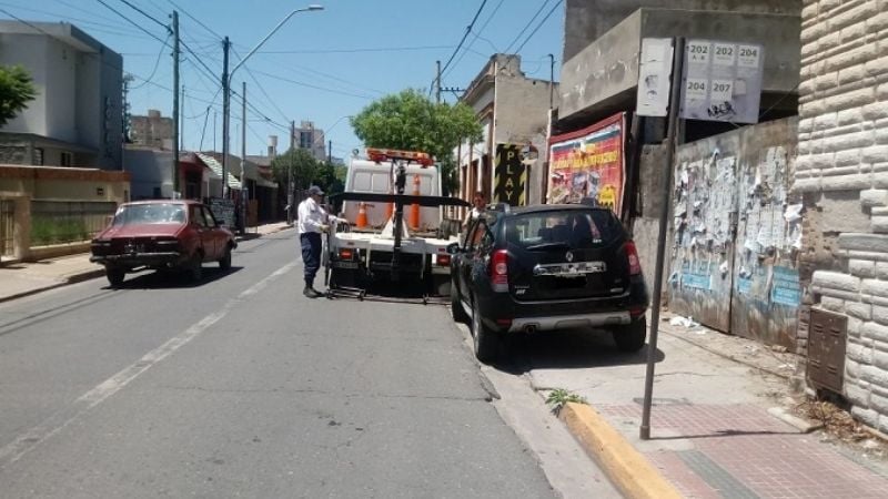 Pleno centro: estacionó sobre la vereda y la grúa le llevó el auto