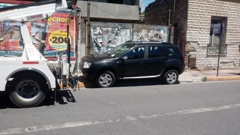 Pleno centro: estacionó sobre la vereda y la grúa le llevó el auto