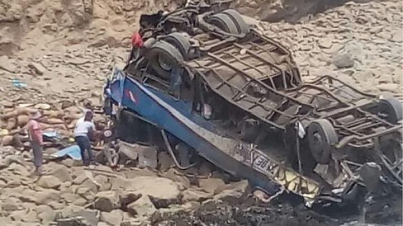 Tragedia en Perú: cayó un colectivo y hay al menos 25 muertos