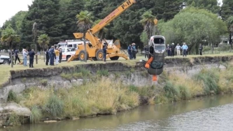 Quiso poner el auto en contacto, se equivocó y cayó a un arroyo: dos muertos