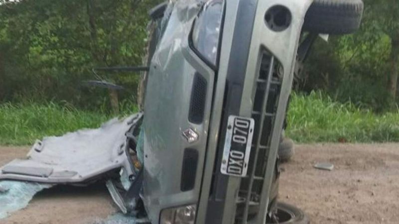 Impresionante: auto perdió el techo en un vuelco
