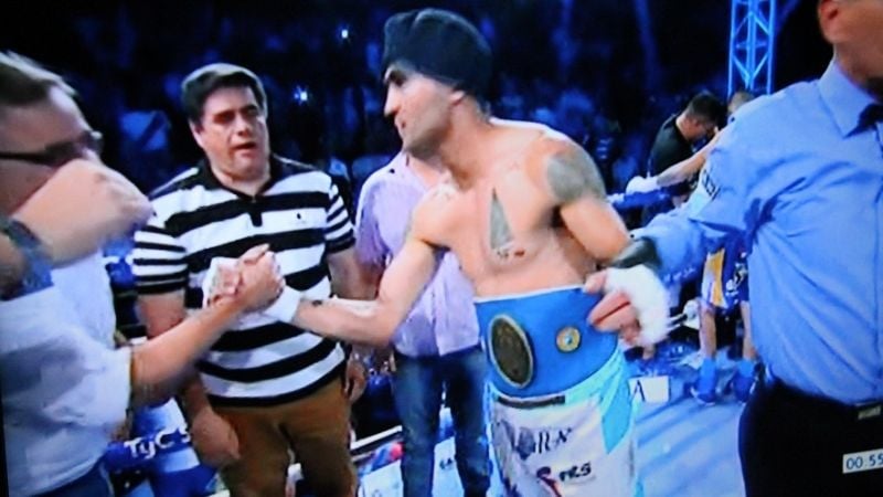 Demoledor KO de "La Joya" Barrionuevo en el 1er. round