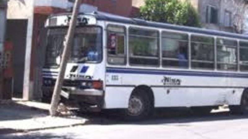 Un colectivo chocó contra un poste de luz