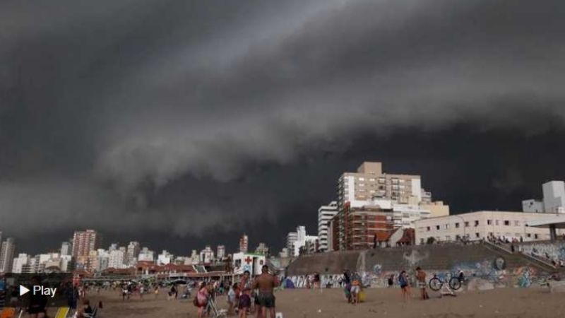 Temporal de lluvia y granizo en Mar del Plata obligó a los turistas a huir de la playa