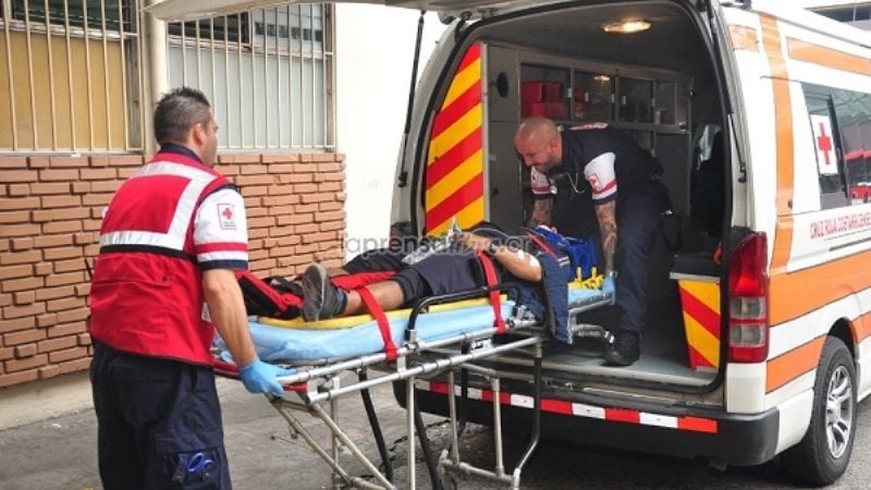 Motociclista chocó contra un auto estacionado