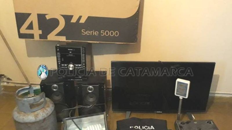 La policía realizó allanamientos simultáneos y recuperó gran cantidad de cosas robadas